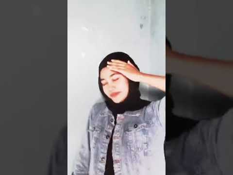 Hijab Sexy Buka Bh di Parkiran