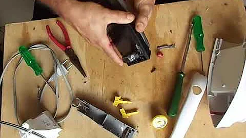 Porque o ferro de passar a vapor começa a vazar água?
