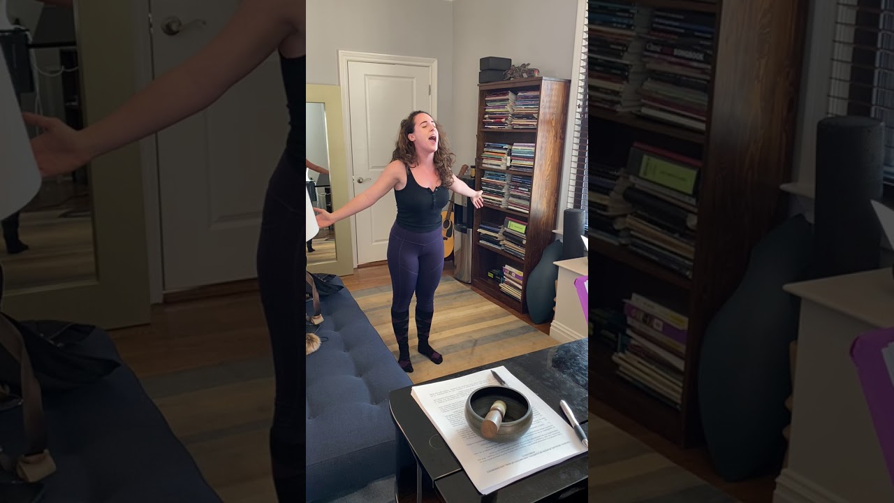 YouTube에서 Student Mia Gerachis Voice Lesson 보기 YouTube에서 Student Mia Gerachis Voice Lesson 보기