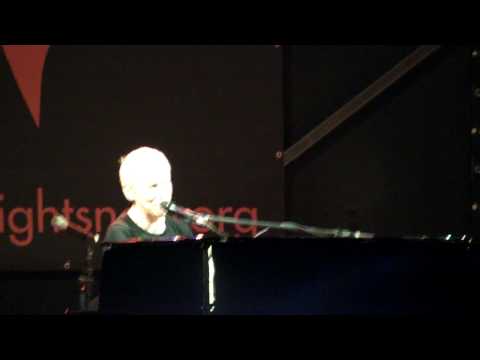 Annie Lennox live at 2010 Aids, Vienna 2 There Must Be An Angel Playing With My Heart