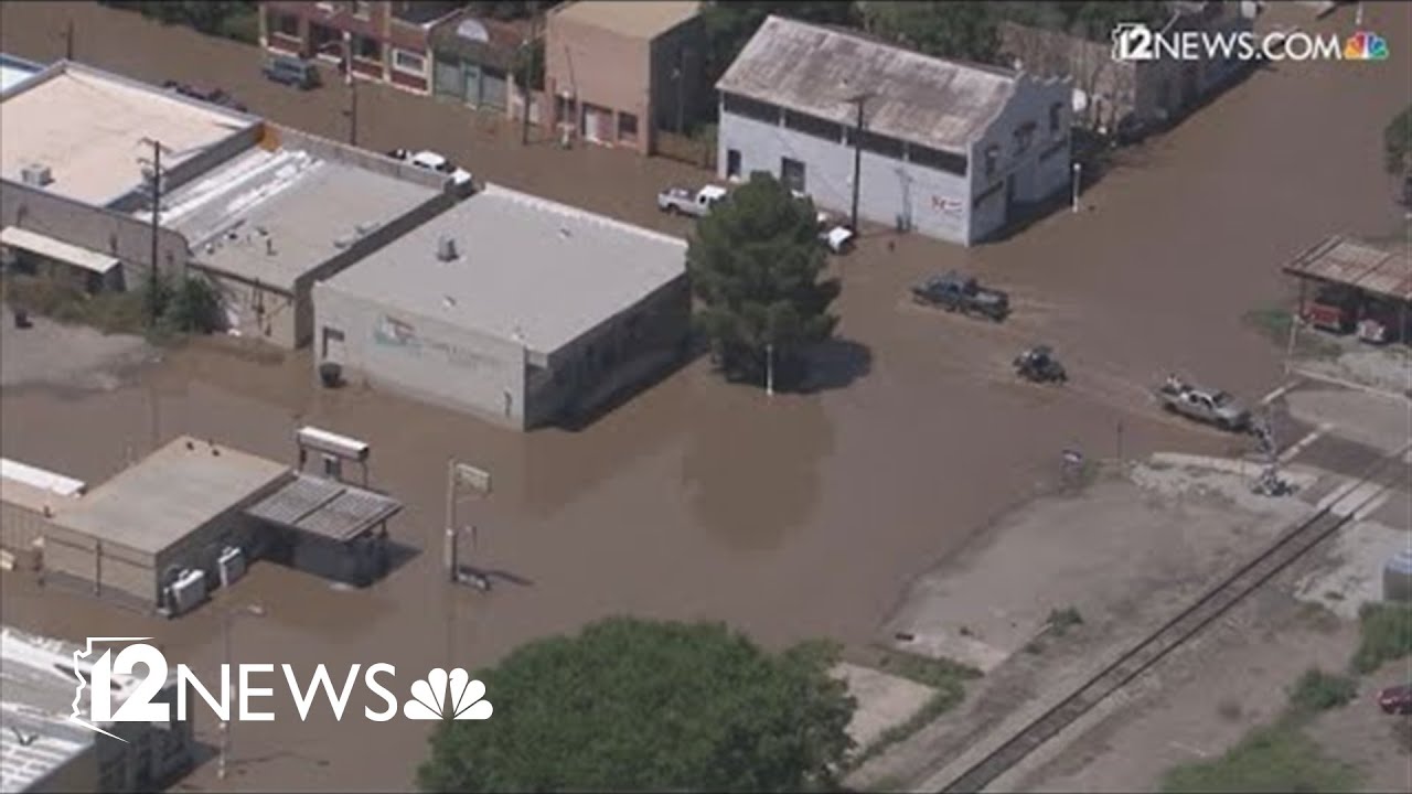 PERHATIKAN: Sky 12 terbang di atas Duncan setelah banjir dari Sungai Gila di Arizona