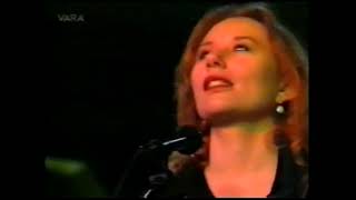 Tori Amos - Sykers 1-26-96 - Caught A Lite Sneeze (No Piano) using a chair as percussion