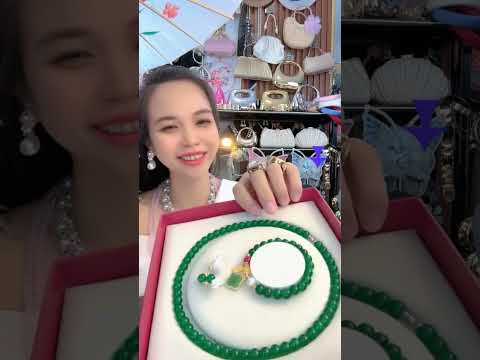Bộ Trang Sức Ngọc Lục Bảo Cho Ngày Của Mẹ | Meaodai.com
