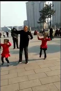 Дедушка танцует с внучками ! Класс ))) - YouTube
