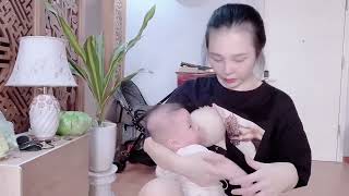 mamah muda ini sedang menyusui bayi