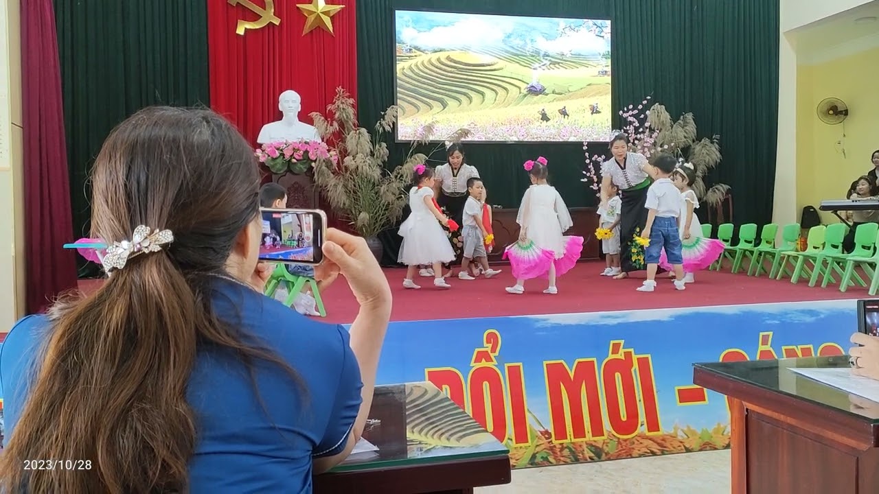 GIÁO DỤC ÂM NHẠC THEO HƯỚNG TIẾP CẬN ĐA VĂN HÓA LỚP 4-5 T (VĐ múa Xòe hoa)