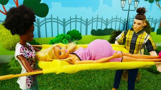 Barbie ve Ken videosu. Olamaz! Hamile Barbie hasta oldu! Barbie oyunları.