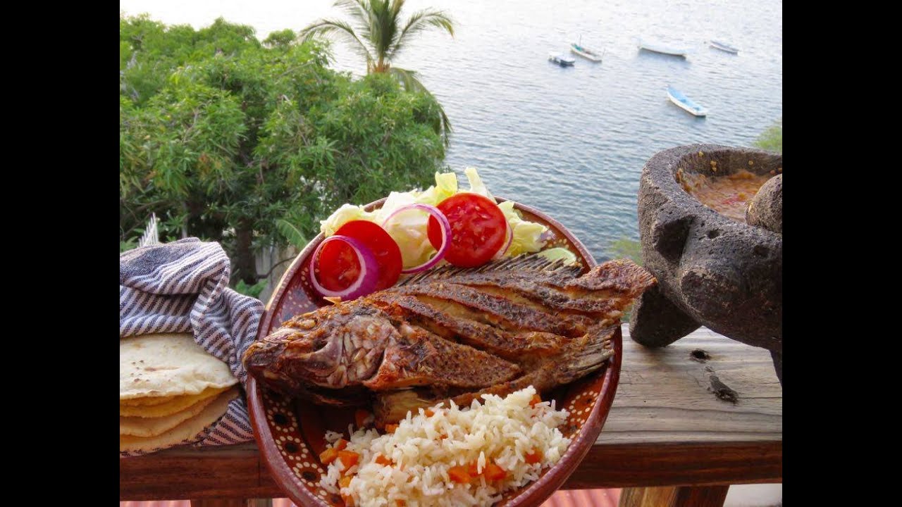 MOJARRA FRITA Y AL MOJO DE AJO, con ensalada, arroz, salsa y tortillas a mano.