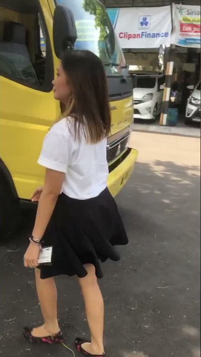 Cewek Cantik Nyetir Truk Canter...