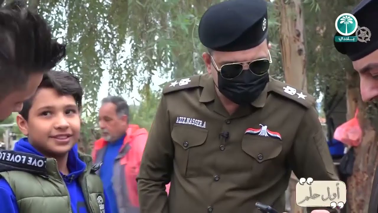 لحظة دخول المقدم عزيز ناصر الى احدى سيطرات بغداد ومفاجأة طفل ابن شهيد🇮🇶🙏شاهد ردة فعل الطفل