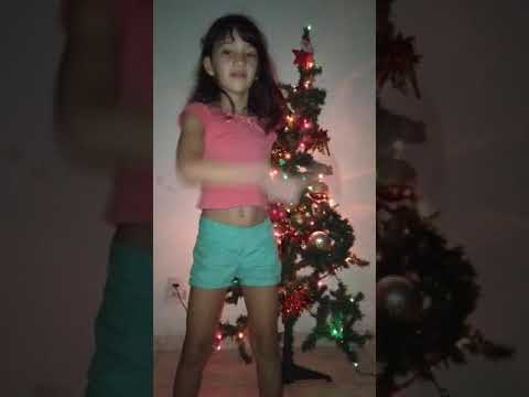 Carolina com 7 anos dançando.