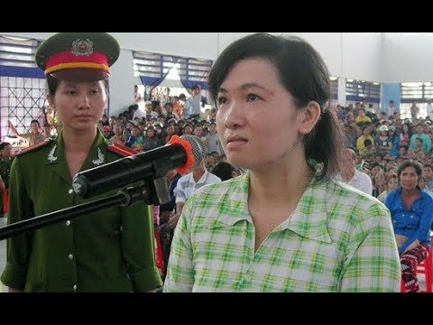 Cho chồng chầu Diêm vương xong, Thủy cùng người tì  nh vui vẻ trên chiếc giường