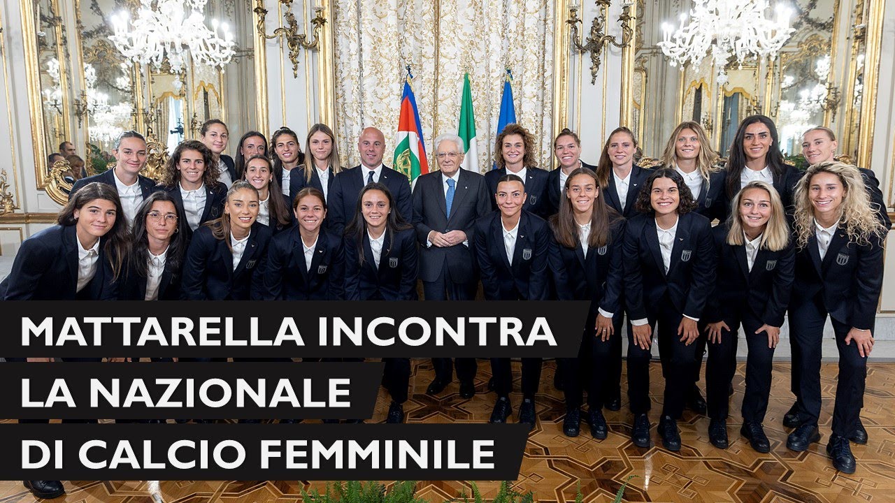 Mattarella con la Nazionale di calcio femminile