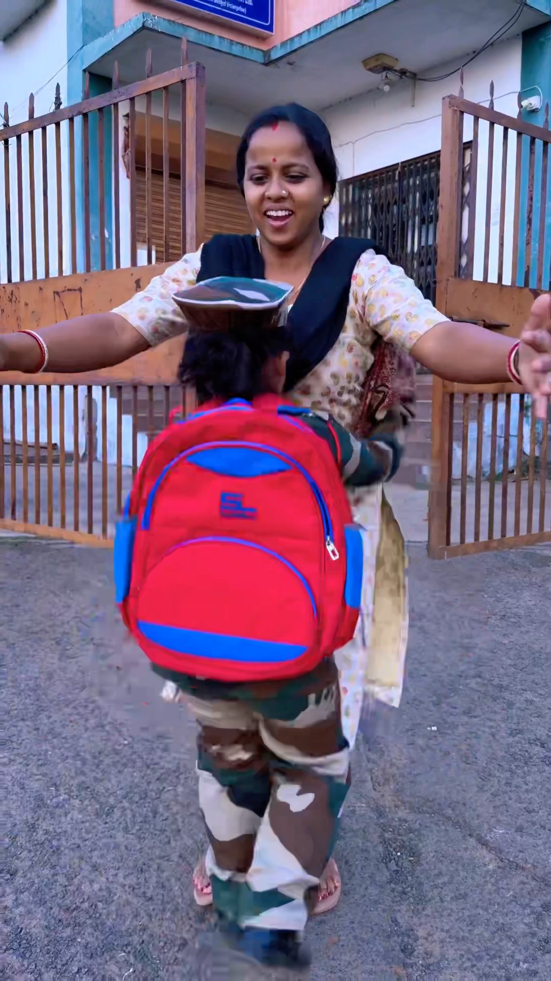 Indian Army Soldiers Mother and Daughter Love ❤️??#mistihappylifestyle #shorts #viral #maa #sad