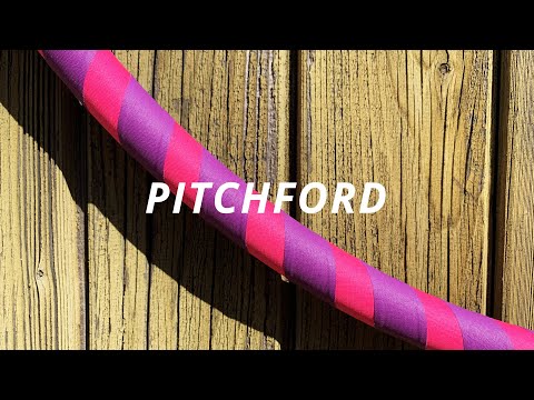 Dieses Video zeigt unser Hula Hoop Modell &quot;Pitchford&quot; als Nahaufnahme in Bewegung bei Sonnenlicht. Tapes: 24 mm neon pink grip / 24 mm purple gripDieser Hoop...