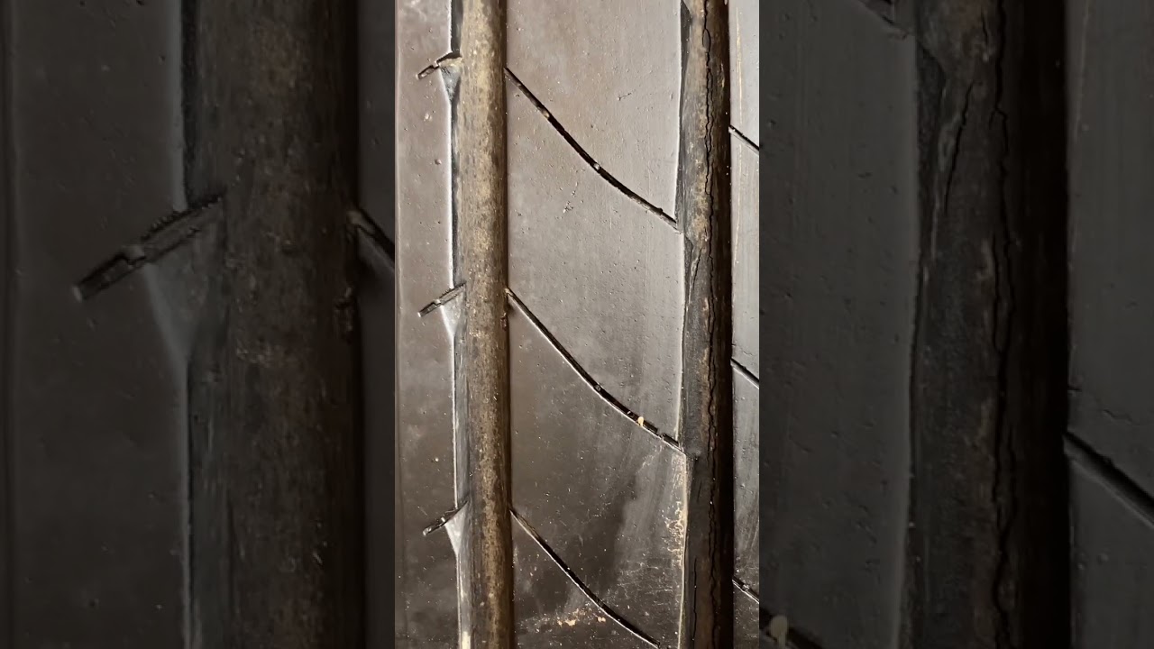 Трещины шины dunlop. Машина простояла 5 лет пробег 10 тыс. 03 неделя 2018 г. в.