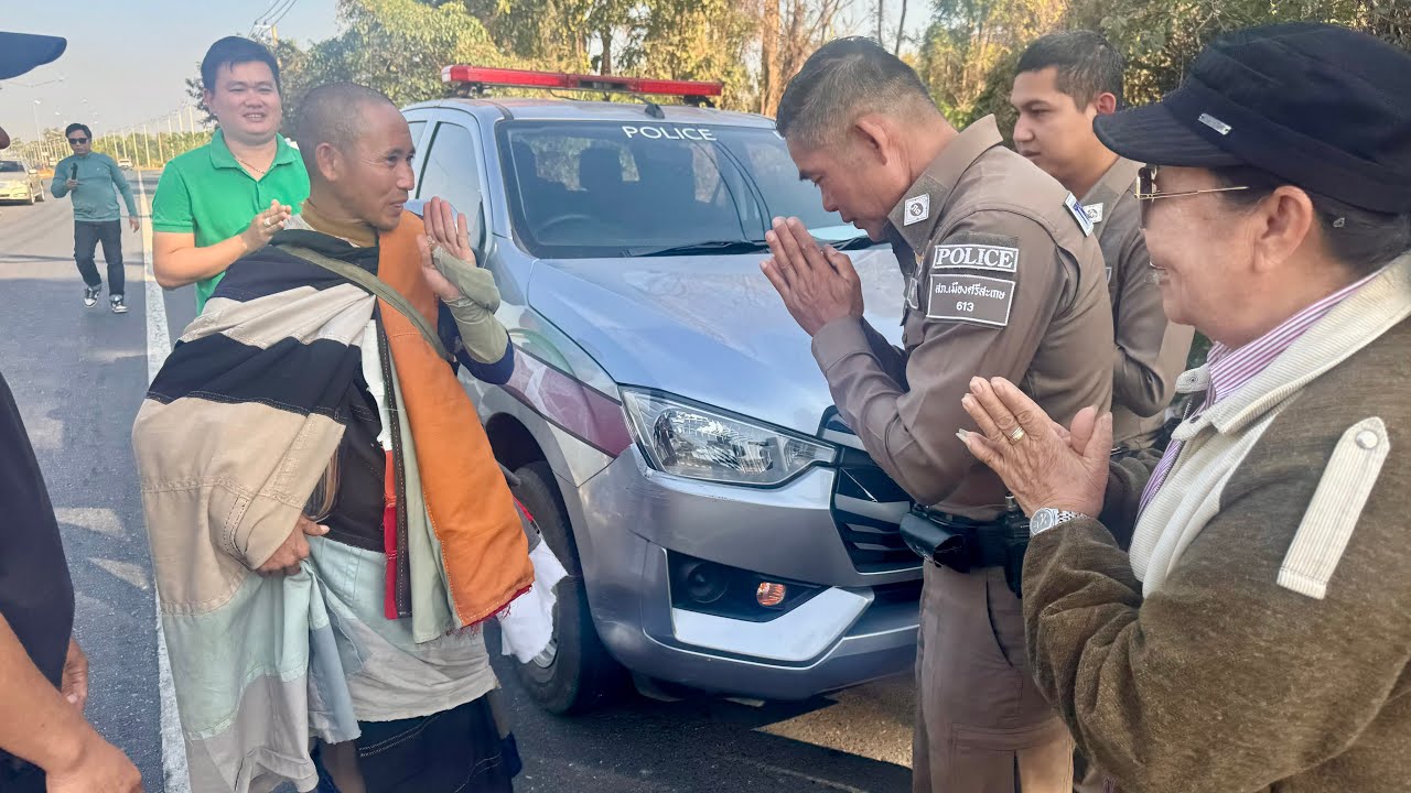 Появление еще двух полицейских для сопровождения делегации