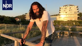 A hotel manager without a tie and collar | NDR