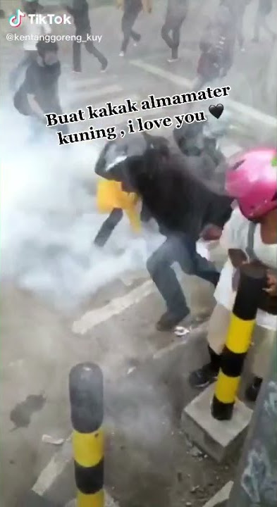 vidio tiktok remaja lempar balik gas air mata