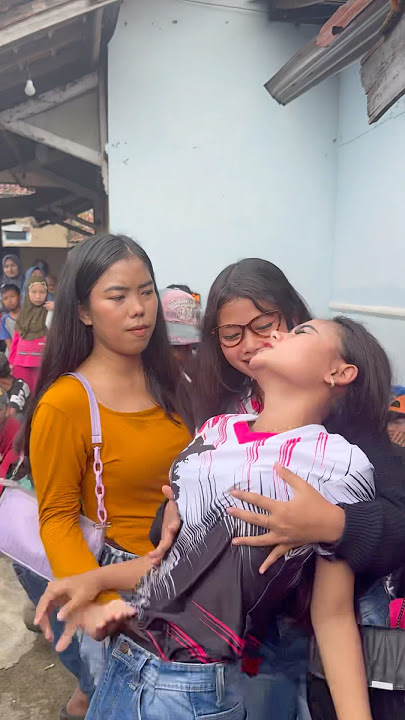 Cewek cantik kesurupan disadarkan oleh temennya yang jadi pawang