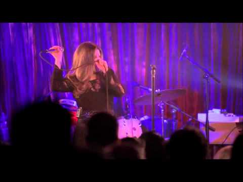 Lisa Marie Presley - Sticks & Stones (Live)