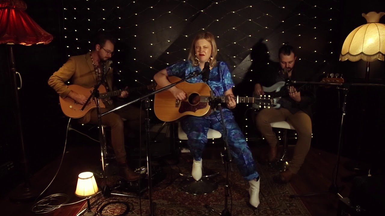 Melody Moko-Last Cigarette- Live at The Moon Room