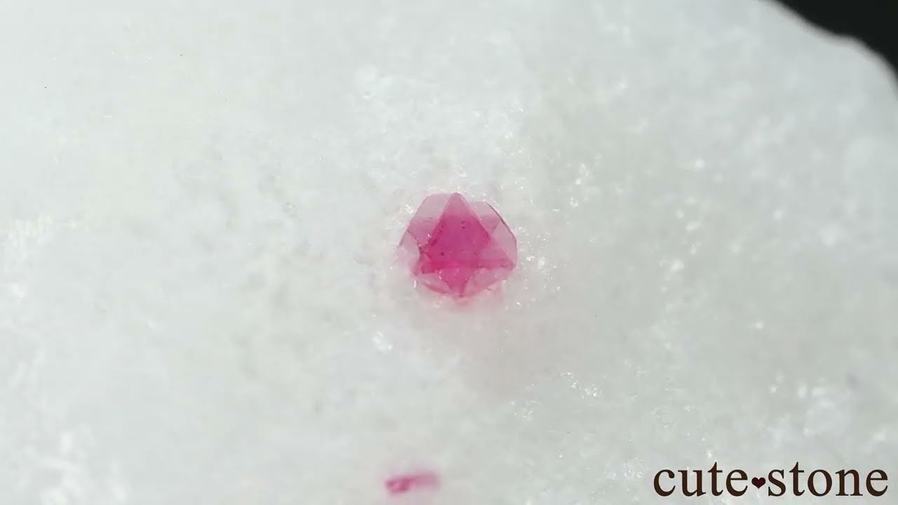 ミャンマー モゴク産 スピネルの双晶（六芒星）の母岩付き原石 No.46 