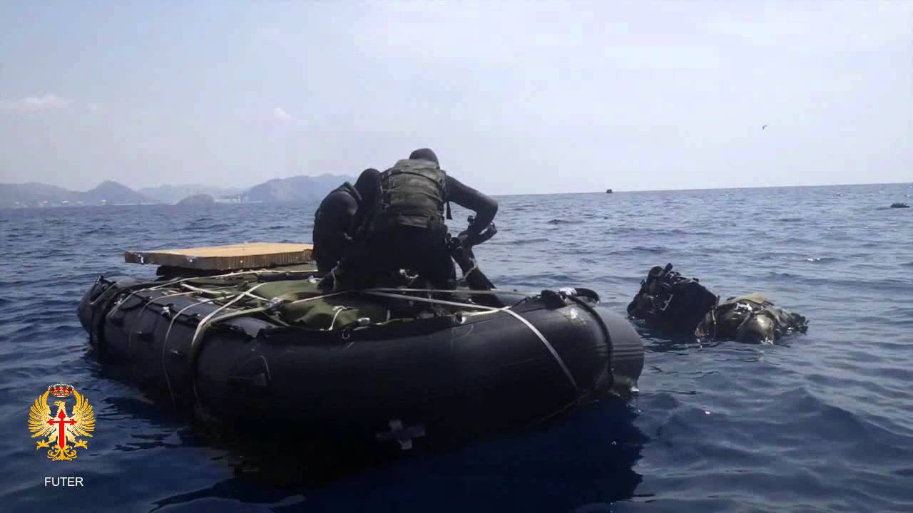 Salto en agua del Pelotón de navegación y buceo de la Brigada Paracaidista