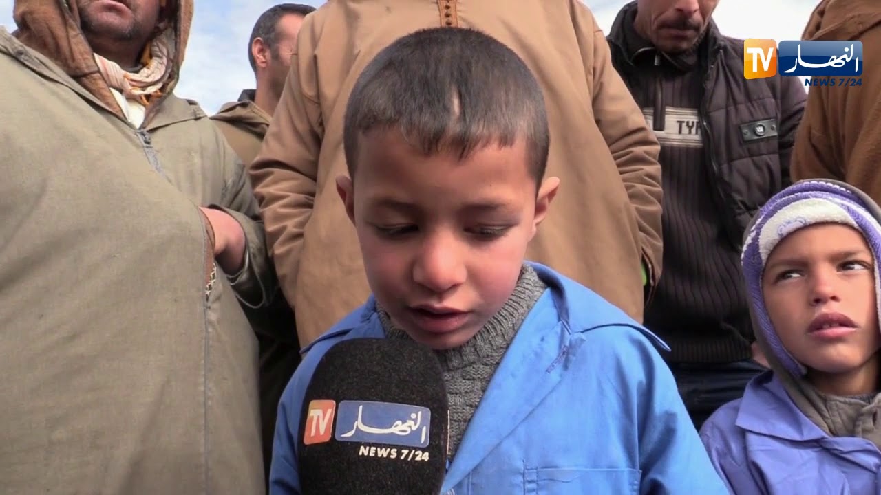 تيارت: رص الحجارة لتهيئة المسالك المهترئة لتسهيل تنقلات التلاميذ