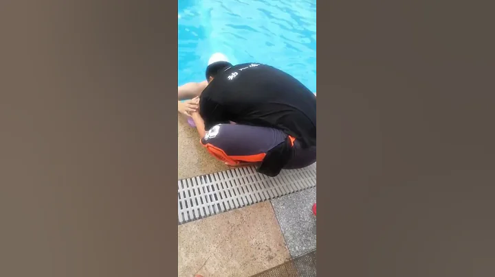 小女孩游泳溺水 救生员CPR人工呼吸抢救 - 天天要闻