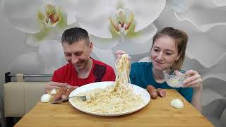 МУКБАНГ СПАГЕТТИ В СЫРНО-СЛИВОЧНОМ СОУСЕ С СОСИСКАМИ / ЖУТКИЕ СНЫ SPAGHETTI WITH CHEESE AND SAUSAGES