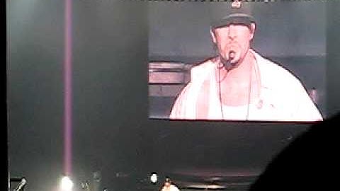 NKOTB - Donnie unbuttons (Boston, 6-19-09)