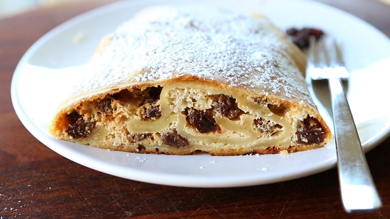 Ricotta strudel with raisins recipe | BuonaPappa