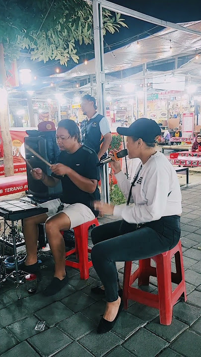 Riecha Monicha Jamming di Teras Malioboro #omahkoplo