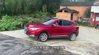 开自动挡上陡坡，不要只会挂D挡踩油门，两个操作山坡更安全
