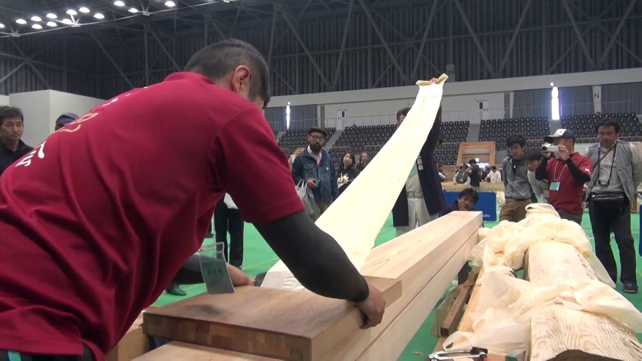 削ろう会久留米大会　一尺大鉋の削り　繁木さん