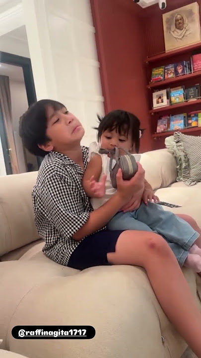 Teteh pamer tas kecil nya ke Aa🤣#babylily#baby#babyrans#raffinagita#feedshorts