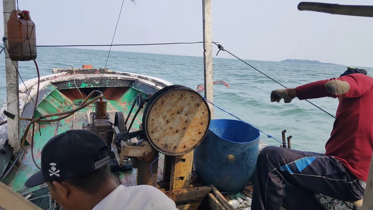 Menangkap kepiting rajungan hasil nelayan pulau lancang 