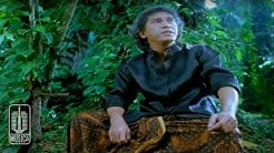 Iwan Fals - Kupu - Kupu Hitam Putih (Official Music Video)  - Durasi: 4:27. 