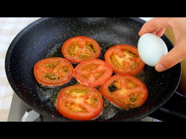 1 Tomato with 3 eggs! Quick breakfast in 5 minutes. Super easy and delicious omelet recipe class=