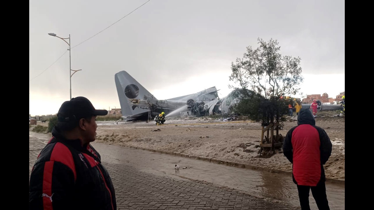 Al menos 15 muertos en accidente de un avión militar de carga en Bolivia, según bomberos