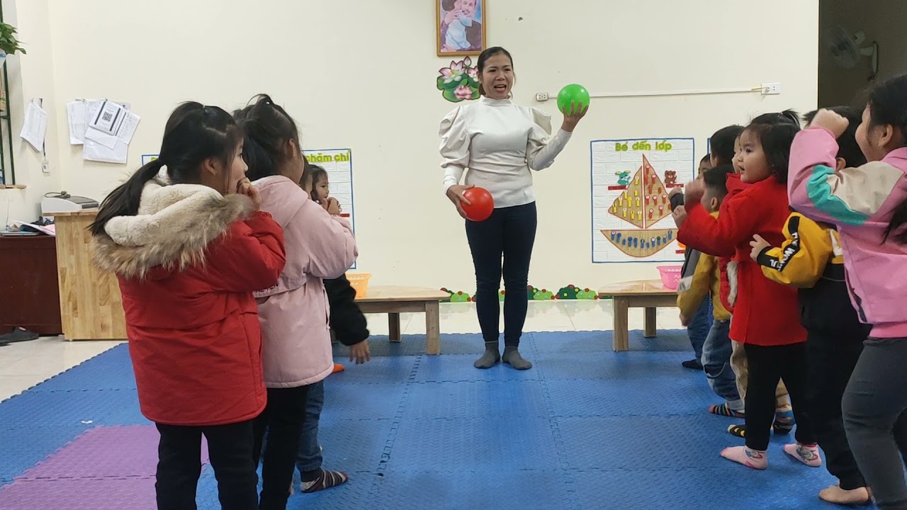 Trò chơi vận động chuyền bóng qua đầu