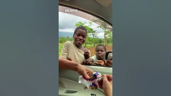 She hands out candy to children in Africa and they’re so grateful ❤️ - DayDayNews
