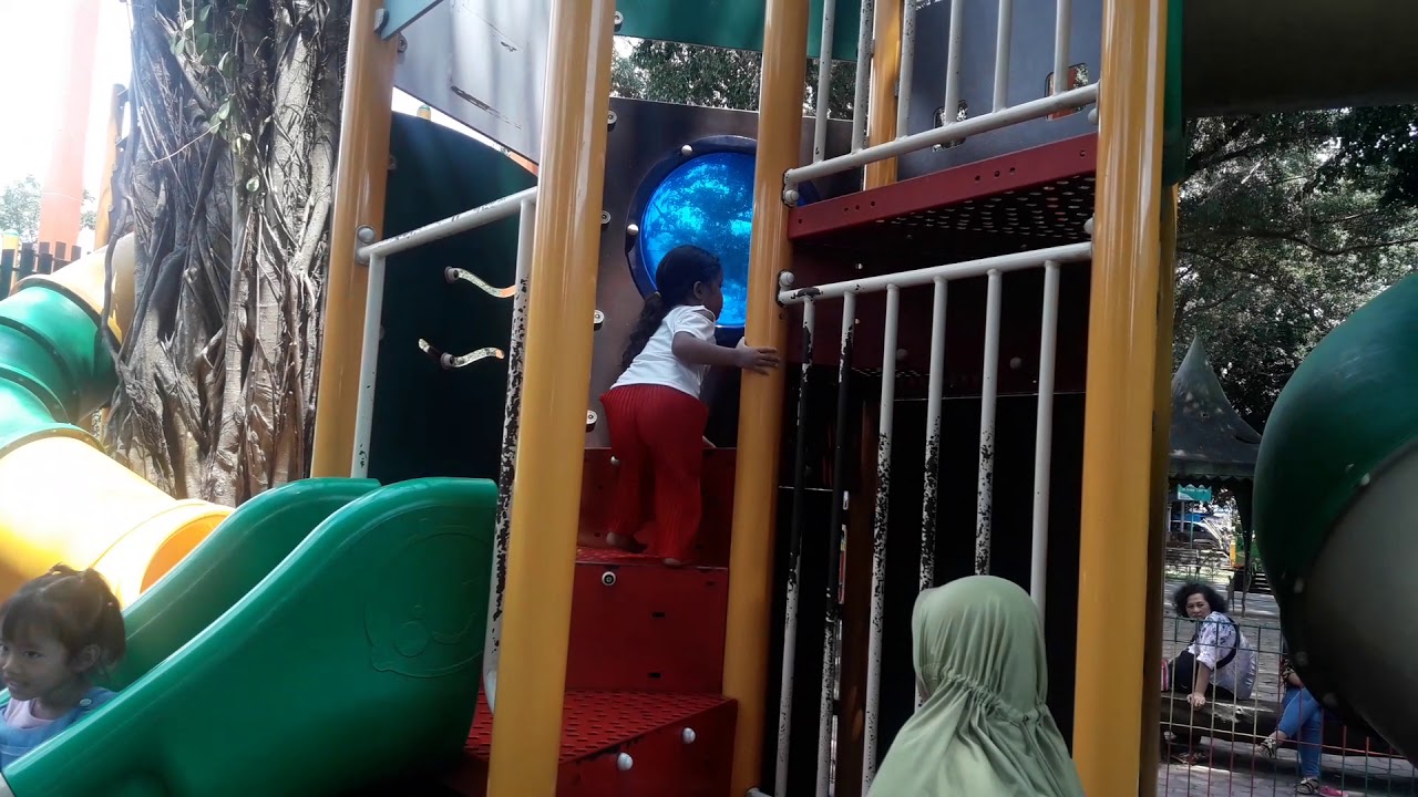 Bermain di alun2 kota malang 