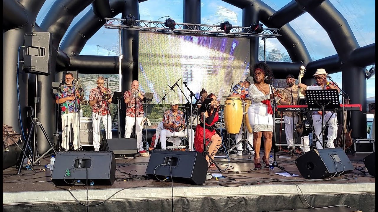Los Elegantes Caribios durante el Lumièrepark Festival Almere Centrum el 13 de agosto de 2023-Prt2