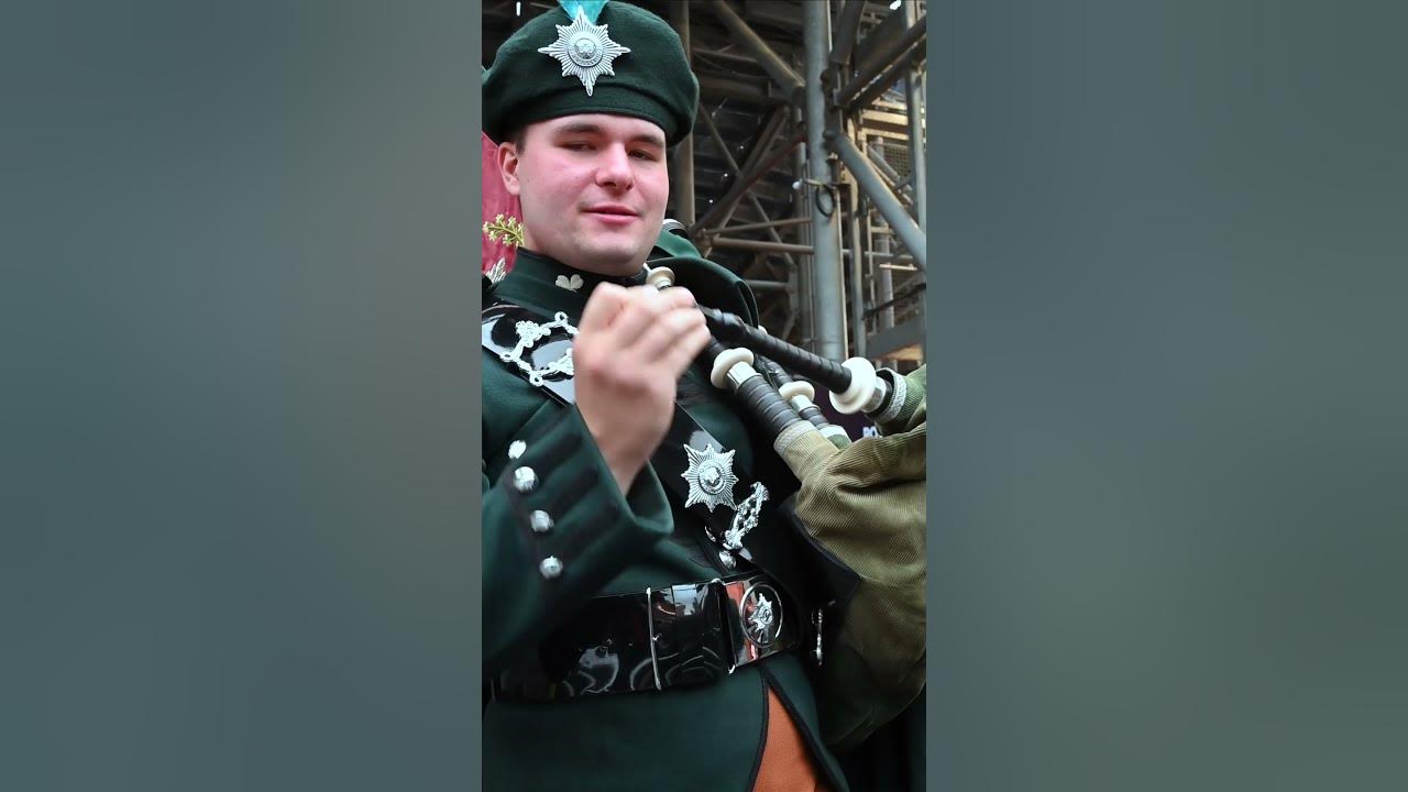 The 1st Battalion Irish Guards Piper shows how the bagpipes work #shorts #handsome