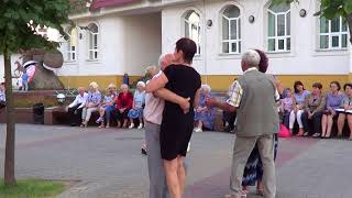 Уличные танцы! Брестчане танцуют танго! Street dancing! Music!