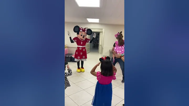 Minnie Mouse at Melanies Party