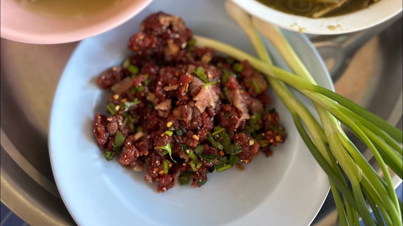 ก้อยเนื้อ แกงหน่อไม้ ส้มผัก กินข้าวกับแม่