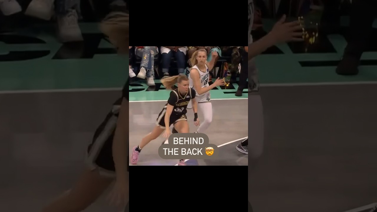 Julie Vanloo with the BEHIND THE BACK PASS to Myisha Hines-Allen 😱